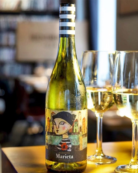 Un curso para servir el vino dirigido a los camareros de Elda